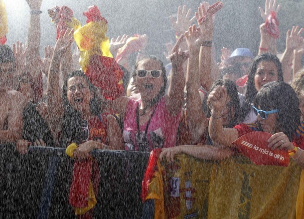 Không khí lễ hội ở quảng trường Cibeles, nơi Real Madrid vẫn thường ăn mừng mỗi khi đoạt được một chiến công nào đó.